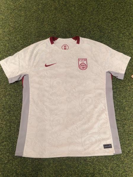 国足全新主客场球衣发布 邵佳一朱辰杰等出席发布会