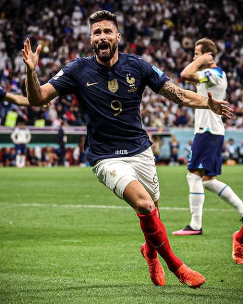 欧联杯出局引不满!吉鲁怒斥马丁内斯大脚造丢球 欧联杯出局引不满!吉鲁怒斥马丁内斯大脚造丢球