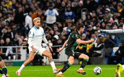 法甲争冠关键战引分歧！朗斯主帅反对巴黎延期申请