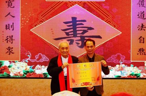 朗斯30岁后卫生日夜献凌空侧钩 主场球迷齐唱生日歌