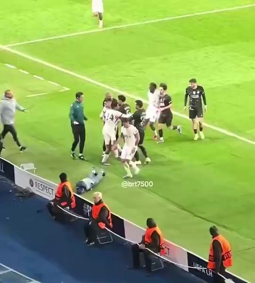 《泰晤士报》曝欧足联新政：欧战边线备足球 避免球员球童冲突