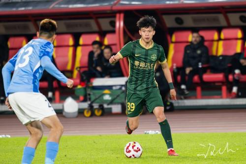 王钰栋混采区拒答引争议 媒体人评年轻球员心态 王钰栋混采区拒答引争议 媒体人评年轻球员心态