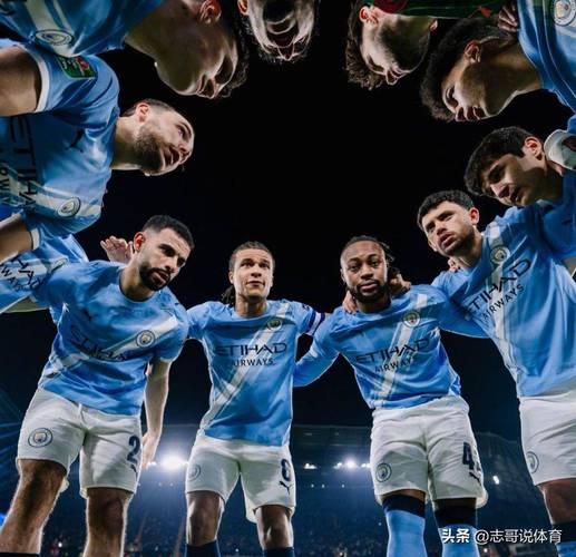 曼城2-0阿森纳夺联赛杯 谢尔基生涯首冠晒合影