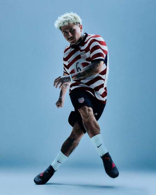 Footy Headlines评耐克2026球衣 国足主客场分获C/D级