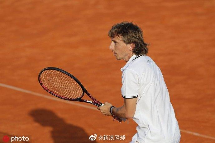 莫德里奇现身迈阿密网球大师赛 与西里奇碰面