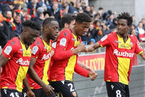 朗斯球迷强烈抗议法甲榜首战延期：贬低法甲价值