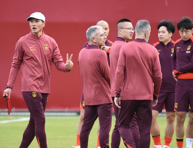 国足库拉索友谊赛：邵佳一场边与巴库纳暖心互动