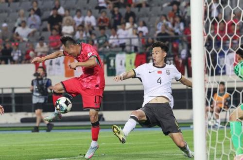 FIFA系列赛国足战库拉索：门将手球送禁区任意球 半场暂领先