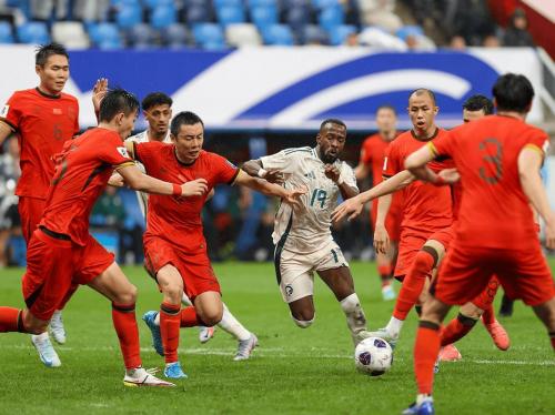 【FIFA系列赛】国足半场0射正，王上源远射憾失良机