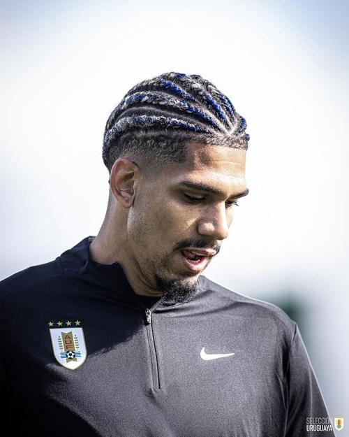 英格兰乌拉圭友谊赛爆发冲突 阿劳霍飞铲引图赫尔不满