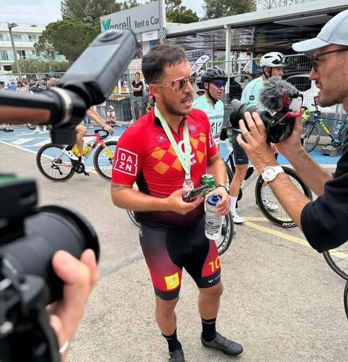 34岁阿扎尔完成225公里骑行挑战 赛后自饮啤酒放松