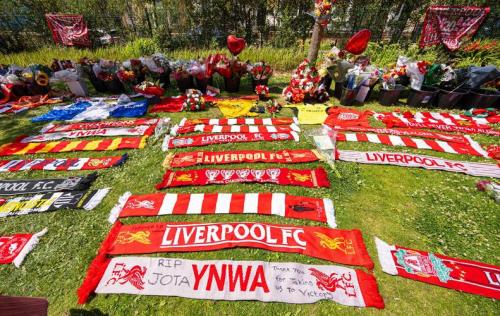 利物浦多特传奇赛悼念若塔 蒂亚戈赛场动容落泪