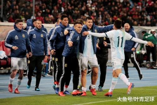 国际友谊赛突发冲突！内托与墨西哥后卫顶牛双双染黄