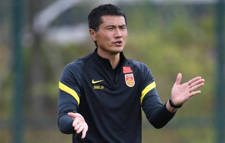 《东方体育日报：邵佳一鼓励国脚沟通 更衣室迎新变》