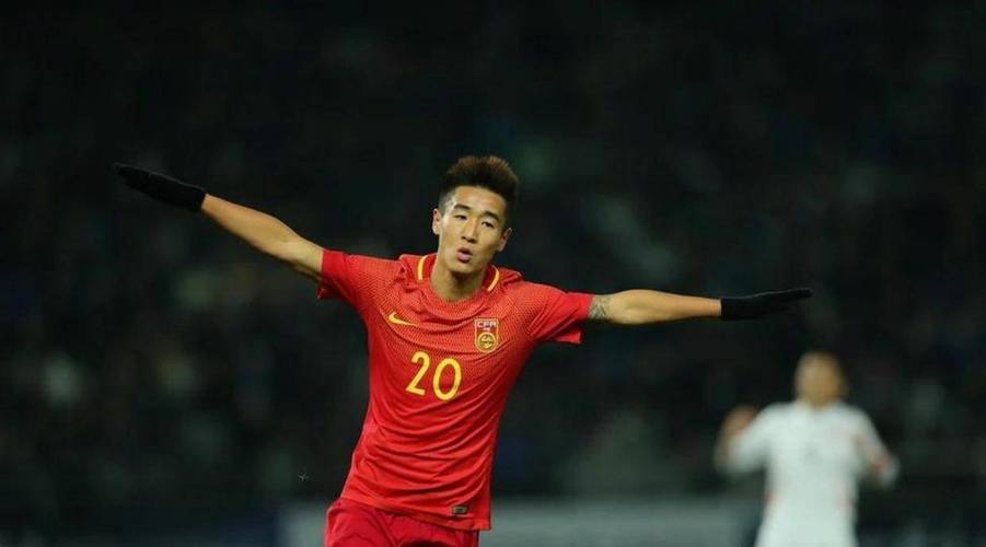 国足对阵喀麦隆开场被动:韦世豪解围送角球 0-2落后