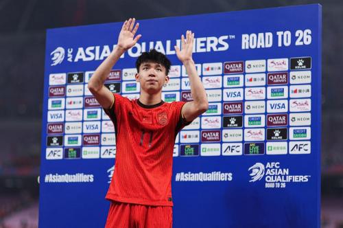 FIFA系列赛国足战喀麦隆 王钰栋定位球失误引关注